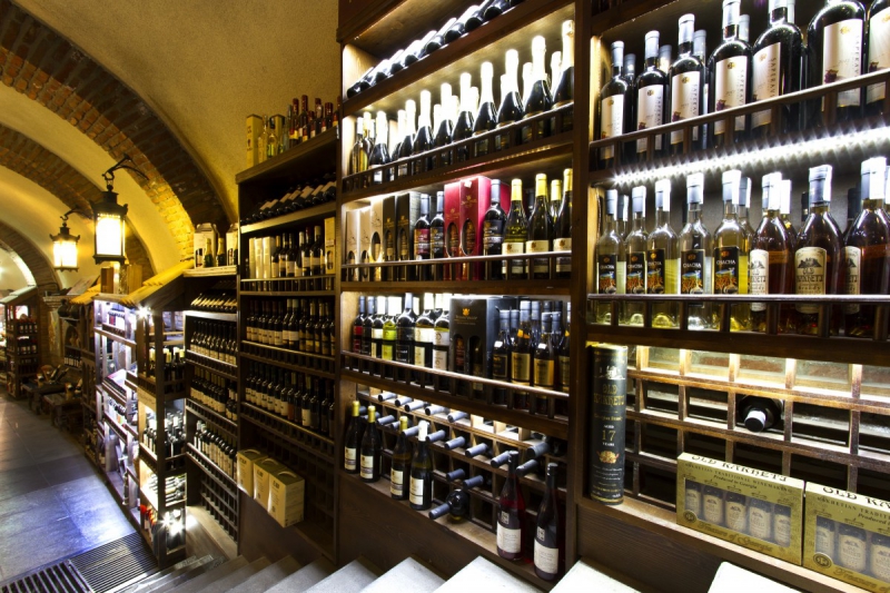 bar-ANDON-min_world_street_travel_shop_canon_georgia_wine_bottles-429767